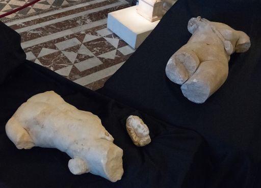 Antiker Kopf und zwei Statuetten aus der römischen
Kaiserzeit, die heute an das Kunsthistorische Museum übergeben
wurden.