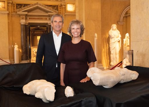 Vorschau Bild von Finanzminister Hartwig Löger und Sabine Haag,
Generaldirektorin des Kunsthistorischen Museums (v.l.n.r.) bei der
Übergabe eines antiken Kopfes und zwei Statuetten aus der römischen
Kaiserzeit.