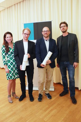 Vorschau Bild von Barbara Glück (Direktorin KZ-Gedenkstätte
Mauthausen), Andreas Schrabauer (Preisträger Förderpreis), Christian
Rabl (Preisträger Forschungspreis), Andreas Kranebitter (Leiter
Forschungsstelle KZ-Gedenkstätte Mauthausen)