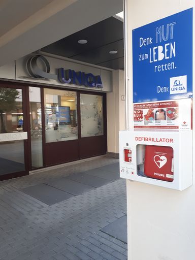 Einer der ersten von 48 UNIQA Defibrillatoren für Österreich
hängt in Eisenstadt