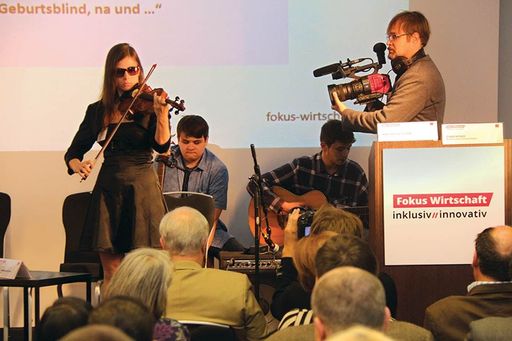 Vorschau Bild von Blinde Keynote Speakerin Ciara Moser bei der FOKUS
WIRTSCHAFT: inklusiv//innovativ - Veranstaltung am 27.09.2018 am
Flughafen Wien