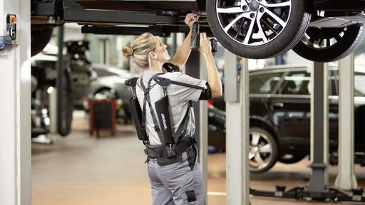Biomechanische Kompetenz von Ottobock macht Arbeitsplätze
ergonomisch / Paexo von Ottobock ist ein passives Exoskelett, das
keine Energiezufuhr benötigt. Mit einer mechanischen Seilzugtechnik
wird das Gewicht der erhobenen Arme auf die Hüfte abgeleitet. So
lassen sich Tätigkeiten über Kopf deutlich komfortabler ausführen.
Weiterer Text über ots und www.presseportal.de/nr/32079 / Die
Verwendung dieses Bildes ist für redaktionelle Zwecke honorarfrei.
Veröffentlichung bitte unter Quellenangabe: "obs/Ottobock"
