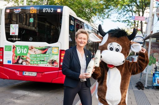  "Bio-Kuh" Heide und BIO AUSTRIA-Obfrau Gertraud
Grabmann mit Bio-Milch vor einem Bus mit Botschaften zum Thema
Bio-Landwirtschaft