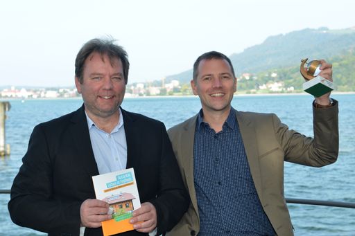 vlnr. Franz Spreitz & Lukas Pawek freuen sich über den Solarpreis
für ihr Buch "Autarkie. Leben in Freiheit".