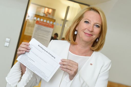  Die Zweite Nationalratspräsidentin Doris Bures (S)
nach Unterzeichnung des Frauenvolksbegehrens