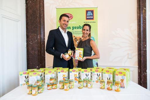 Vorschau Bild von Ein Löffel Nachhaltigkeit, der auch den Großen
schmeckt: HOFER-Generaldirektor Günther Helm und „Zurück zum
Ursprung“ Babynahrungsbotschafterin Kati Bellowitsch präsentieren
die „Zurück zum Ursprung“ Bio-Babynahrung.