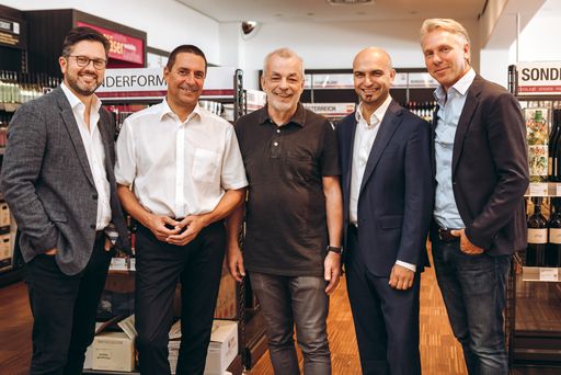 Vorschau Bild von vlnr. Alexander Borwitzky (Vorstandsmitglied der
Hawesko Holding AG), Wolfgang Frühbauer (Geschäftsführer WEIN & CO)
, Heinz Kammerer (Gründer WEIN & CO), Paul Truszkowski
(Geschäftsführer WEIN & CO), Thorsten Hermelink
(Vorstandsvorsitzender Hawesko Holding AG)