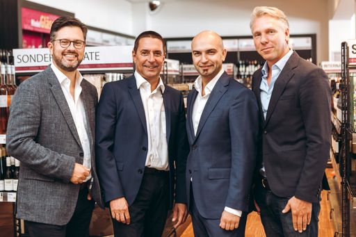 Vorschau Bild von vlnr. Alexander Borwitzky (Vorstandsmitglied der
Hawesko Holding AG), Wolfgang Frühbauer (Geschäftsführer WEIN & CO),
Paul Truszkowski (Geschäftsführer WEIN & CO), Thorsten Hermelink
(Vorstandsvorsitzender Hawesko Holding AG)