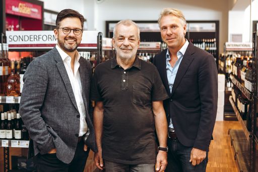 Vorschau Bild von vlnr. Alexander Borwitzky (Vorstandsmitglied der
Hawesko Holding AG), Heinz Kammerer (Gründer WEIN & CO), Thorsten
Hermelink (Vorstandsvorsitzender Hawesko Holding AG)