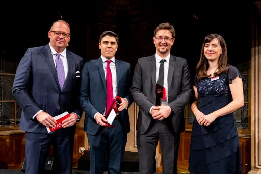 Vorschau Bild von Hans Georg Laimer und Lukas Wieser (beide Zeiler
Partners) erhielten den „MANZ Premiere 2018“-Preis