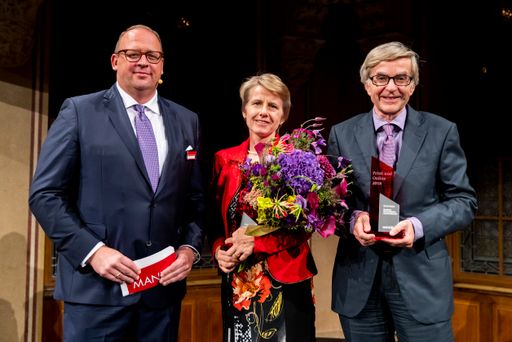 Vorschau Bild von Den Preis „Print & Online 2018“ nahmen Susanne
Kalss (Wirtschaftsuniversität Wien) und Martin Schauer (Universität
Wien) entgegen
