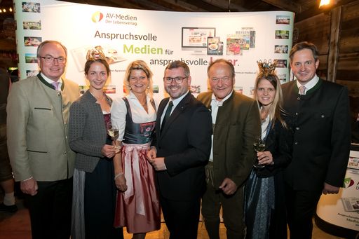 Hielten bei der „Nacht der Landwirtschaft“ auf der
Wiener Wiesn, die ganz im Zeichen des 90-Jahr-Jubiläums des
Österreichischen Agrarverlags stand, die Leistungen der heimischen
Landwirtschaft hoch: NÖ LH-Stellvertreter Stephan Pernkopf,
Bundesweinkönigin Julia I. Herzog, Gastgeberin NÖ
Bauernbunddirektorin Klaudia Tanner, Landesrat Ludwig Schleritzko,
NÖ Bauernbundobmann Landwirtschaftskammer NÖ-Präsident Hermann
Schultes, NÖ Vize-Weinkönigin Melanie I. Moser sowie
Nationalratsabgeordneter Johannes Schmuckenschlager.
