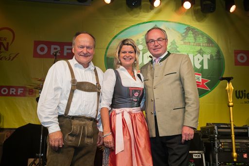Vorschau Bild von NÖ Bauernbundobmann Kammerpräsident Hermann
Schultes, Bauernbunddirektorin LAbg. Klaudia Tanner sowie
LH-Stellvertreter Stephan Pernkopf machten bei der „Nacht der
Landwirtschaft“ in der Stadt Lust aufs Land.