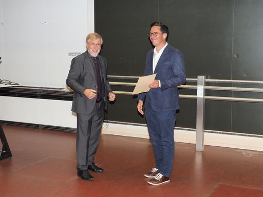 Preisverleihung. ÖPG-Präsident Reinhold Koch
überreicht die Urkunde an Johannes Fink