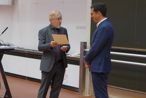 Vorschau Bild von Preisverleihung. ÖPG-Präsident Reinhold Koch
überreicht die Urkunde an Johannes Fink