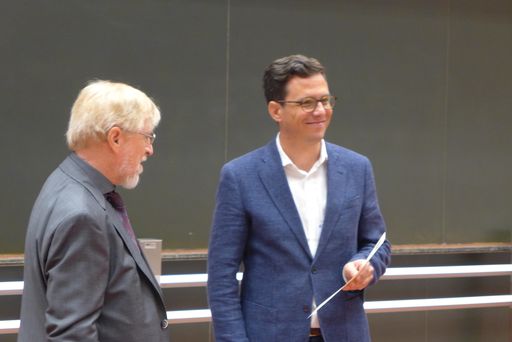 Vorschau Bild von Preisverleihung. ÖPG-Präsident Reinhold Koch
überreicht die Urkunde an Johannes Fink