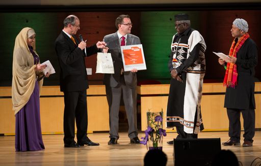 Die Auszeichnung der WSA WSIS + 10 Global Champions
beim UNESCO WSIS+10 High Level Meeting in Paris, 2013 -
http://www.unesco.org/new/en/communication-and-information/unesco-an
d-wsis/wsis-10-review-events/