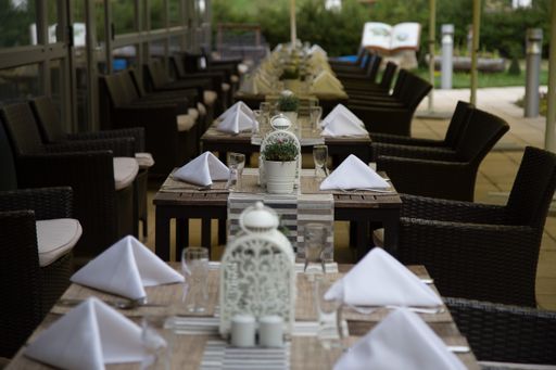 Vorschau Bild von Festlich gedeckter Innenhof vom Naturparkhotel Lambrechterhof****