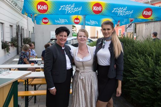 Vorschau Bild von Mitarbeiterinnen und die Direktorin vom Naturparkhotel
Lambrechterhof**** bei den Festlichkeiten