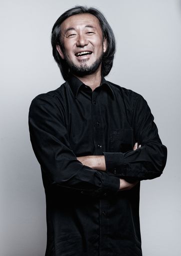  Joji Hattori, der in Japan geboren wurde, aber in Wien aufwuchs,
hat bisher eine besonders abwechslungsreiche Karriere als Musiker
genossen. Er begann im Alter von fünf Jahren Violine zu spielen und
studierte bei Rainer Küchl an der Wiener Musikhochschule, gefolgt
von weiteren Studien bei Yehudi Menuhin und Vladimir Spivakov. 1989
gewann er den Internationalen Yehudi Menuhin Violinwettbewerb in
England.. In Österreich setzt er seine Arbeit als Erster
Gastdirigent des Wiener KammerOrchesters und als musikalischer
Leiter des Open-Air Sommerfestivals Kittsee fort. Seit 2015 betreibt
er zusätzlich zu seiner musikalischen Tätigkeit als Inhaber und
Spiritus Rector das SHIKI, ein Michelin-Star gekröntes japanisches
Fine Dining Restaurant in Wien.