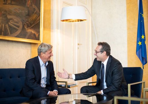 Sektionschef Samo Kobenter verlässt das Sportministerium auf
eigenen Wunsch. Sportminister Heinz-Christian Strache verabschiedete
den Kärntner persönlich und dankte für die kooperative
Zusammenarbeit.