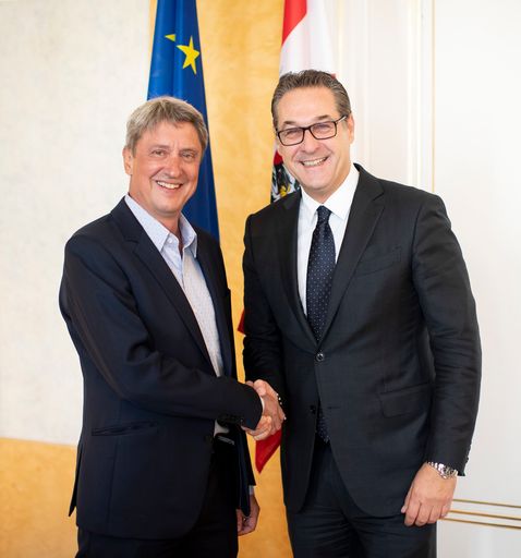 Vorschau Bild von Sektionschef Samo Kobenter verlässt das Sportministerium auf
eigenen Wunsch. Sportminister Heinz-Christian Strache verabschiedete
den Kärntner persönlich und dankte für die kooperative
Zusammenarbeit.
