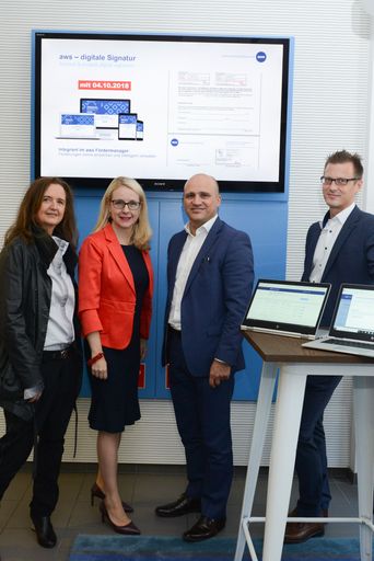 Im Bild vlnr.: aws Geschäftsführerin Edeltraud
Stiftinger, Wirtschaftsministerin Margarete Schramböck, aws
Geschäftsführer Bernhard Sagmeister, aws IT-Leiter Jürgen Bader