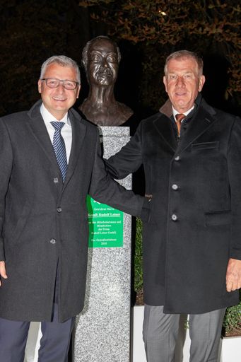 Vorschau Bild von Die neue Leiner/kika Geschäftsführung vor der Büste
von Rudolf Leiner