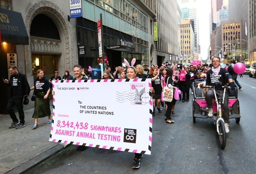 Am gestrigen Welttierschutztag machten sich The Body Shop und
Cruelty Free International in New York auf den Weg zu den Vereinten
Nationen. Mit im Gepäck: mehr als acht Millionen Unterschriften, die
ein Ende von Tierversuchen zu kosmetischen Zwecken weltweit fordern.
Weiterer Text über ots und www.presseportal.de/nr/57334 / Die
Verwendung dieses Bildes ist für redaktionelle Zwecke honorarfrei.
Veröffentlichung bitte unter Quellenangabe: "obs/The Body
Shop/Stuart Ramson"