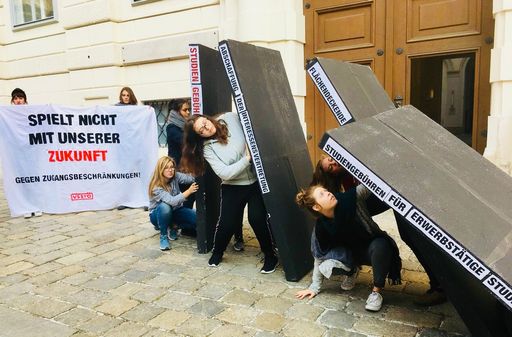 Aktivist_innen des VSStÖ bei der Aktion „Spiel mit unserer
Zukunft“ gegen die Zugangsbeschränkungen an der Uni Wien vor dem
Bundesministerium für Bildung, Wissenschaft und Forschung.