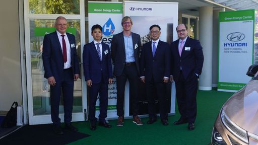  HyWest startete im Green Energy Center Europe in Innsbruck
zusammen mit dem Rollout des Hyundai NEXO FCEV in Österreich.
Hyundai Motors kündigte gleichzeitig die Auslieferung der ersten
Serie von Fuel Cell Electric Trucks für den Schwerverkehr in der
Schweiz, Österreich und Norwegen an.