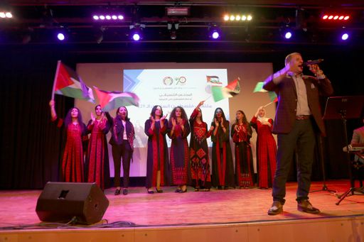 Vorschau Bild von Frauen Dabka Tanzen (Palastinensische Folklore) mit
Palastinensische Flagge.
