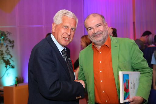 Vorschau Bild von Franz Küberl (langjähriger Präsident Caritas
Österreich) gratuliert Heli Dungler