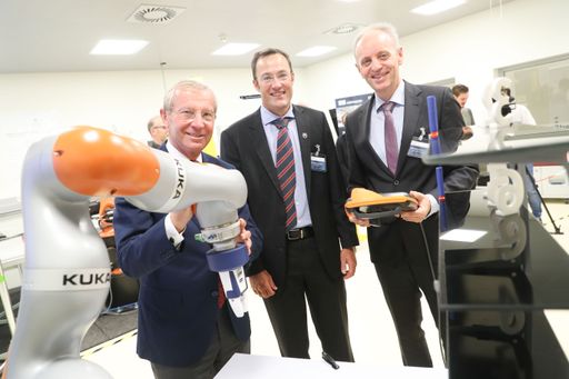 Vorschau Bild von Eröffnung Digitales Transferzentrum in der FH
Salzburg/Puch Urstein. ITG Salzburg. Foto Franz Neumayr 9.10.2018.
Im Bild v.l. LH Wilfried Haslauer, Veit Kohnhauser und Siegfried
Reich.