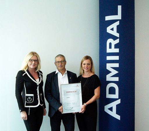 Mag. Monica Rintersbacher (Leitbetriebe
Austria-Geschäftsführerin), Paul Kozelsky (Geschäftsführer ADMIRAL
Sportwetten GmbH) und Dr. Monika Poeckh-Racek (Vorstandsvorsitzende
ADMIRAL Casinos & Entertainment AG) bei der Zertifikatsverleihung.