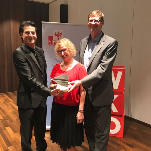  Österreichs erste Zeitung in einfacher Sprache,
einfach informiert, wurde in der Kategorie Dienstleistungen des
Tiroler Innovationspreises 2018 mit dem zweiten Platz ausgezeichnet.
Gemeinsam mit ihren Co-Gründern Norbert Weber und Rainer Hammerle
nahm das einfach informiert Team bei der Preisverleihung durch die
Tiroler Wirtschaftskammer und das Land Tirol am Dienstag Abend in
der Firmenzentrale von MED-EL die begehrte Auszeichnung entgegen.