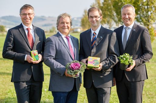  (C) photonews.at/Georges Schneider - Korneuburg
(NÖ) 08.10.2018 - Die beiden Pflanzenschutzmittelunternehmen Kwizda
Agro und SBM Life Science gehen neben einer Zusammenarbeit im
Agrarbereich nun auch im Haus & Garten-Bereich eine strategische
Partnerschaft ein: Kwizda Agro erhält ab 1. 1. 2019 in Österreich
die Rechte für den Exklusivvertrieb von SBM-Produkten (vormals Bayer
Garten und Bayer Advanced) für den Haus & Garten-Bereich und steigt
damit in Österreich in diesem Segment in die Top 3 auf. Mit der
Erweiterung des Produktportfolios geht bei Kwizda Agro auch eine
Vergrößerung des Beratungsteams einher. Damit baut das
österreichische Familienunternehmen seine fachlich kompetente
Beratung weiter aus. - PHOTO: (v.L.) Ronald Hamedl (GF Kwizda Agro),
Josef Steger ( Vertriebsleiter SBM Life Science Austria), Bernhard
Neubauer (Kwizda Agro Produktmanager Haus und Garten), Joachim
Brandstätter (Kwizda Agro Key Account Manager).