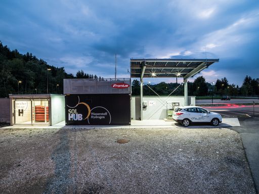 Vorschau Bild von Der Fronius SOLH2UB ist die erste grüne, innerbetriebliche
Wasserstoff-Betankungsanlage Österreichs.