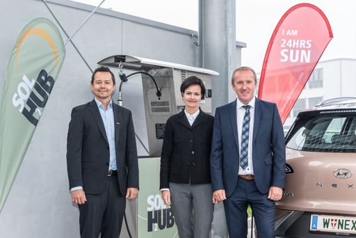 Vorschau Bild von Thomas Rührlinger vom Business Development Hydrogen Solutions,
Fronius Geschäftsführerin Elisabeth Engelbrechtsmüller-Strauß und
Martin Hackl, Leiter der Business Unit Solar Energy, beim SOLH2UB.