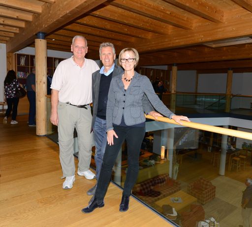  Studienreise von 27 kanadischen Holzbauexperten nach Österreich.
Zwei Vorträge des Kärntner Architekten und Holzbauspezialisten
Herwig Ronacher in Ottawa und Vancouver haben das Interesse
kanadischer Holzbau-Experten geweckt.