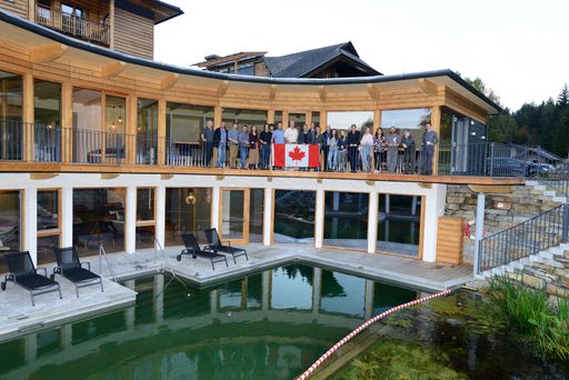 Vorschau Bild von Studienreise von 27 kanadischen Holzbauexperten nach Österreich.
Zwei Vorträge des Kärntner Architekten und Holzbauspezialisten
Herwig Ronacher in Ottawa und Vancouver haben das Interesse
kanadischer Holzbau-Experten geweckt.