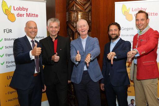  https://www.apa-fotoservice.at/galerie/15185 Im Bild v.l.n.r.:
Mag. Robert Baumert (Gf.Ges. Steuerberatung Schabetsberger & P.),
Dr. Reinhart Willfort (Crowdfunding-Pionier & Innovations-Guru),
Mag. Wolfgang Lusak (Lobby-Coach & Lobby der Mitte-Gründer), Mag.
Michael Kunz (Startup-Coach & everbill-Chef), Mag. Alexander Chvojka
(Digitalisierungs-Coach und it-design-GF)