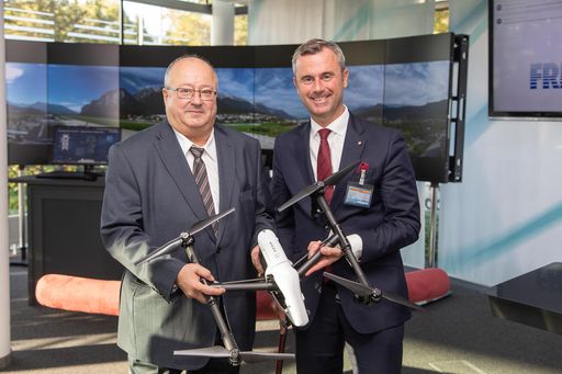 Technologieminister Norbert Hofer gratuliert FREQUENTIS zum
EU-Auftrag für die Mitwirkung bei groß angelegten Drohnentests