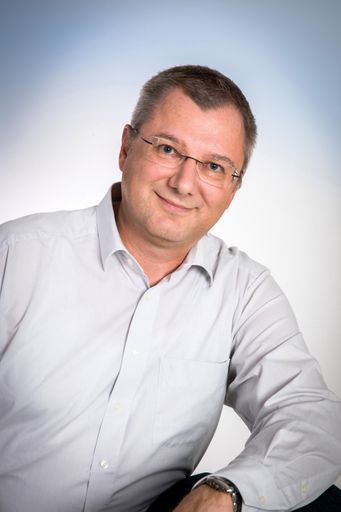 Dr. Arno Sorger ist Mitglied in fachspezifischen
Arbeitsgruppen. Im Rahmen dieser Tätigkeit hat er auch an der
„Empfehlung zu Anforderungen an Seifen- und
Händedesinfektionsmittelspender in Einrichtungen des
Gesundheitswesens“ der DGKH mitgewirkt.