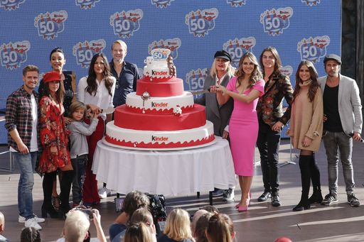 Jörn Schlönvoigt, Sarah Lombardi, Verona Pooth mit Sohn Rocco,
Bettina Zimmermann, Kai Wiesinger, Claudia Effenberg, Liz Hurley,
Damian Hurley, Lucia Strunz und Tommy Scheel 50 Jahre kinder im
Heide Park Resort Soltau 14.10.2018 © Ferrero / Andre Mischke.
Weiterer Text über ots und www.presseportal.de/nr/116100 / Die
Verwendung dieses Bildes ist für redaktionelle Zwecke honorarfrei.
Veröffentlichung bitte unter Quellenangabe: "obs/Ferrero
Deutschland/(c) Andre Mischke"