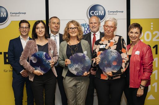  Im Bild v.l.n.r.: Philipp Streinz, MA
(Projektleitung INTEGRI), Mag. Aloisia Angermair (Projekt „Familiäre
Pflege“), Erwin Jobst (CompuGroup Medical), Mag. Helga Zellhofer
(Projekt „PalliDoc NÖ“), Dr. Heinz Brock, MBA, MPH, MAS (INTEGRI
Jury), Monika Czamler (Projekt „Krisenhilfe OÖ“), Dr. Susanne Herbek