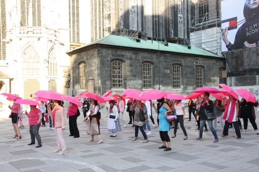 Am 12. Oktober tanzten am Wiener Stephansplatz im
Rahmen des Breast Health Days rund 50 engagierte Frauen mit pinken
Schirmen zum Song „Happy“.