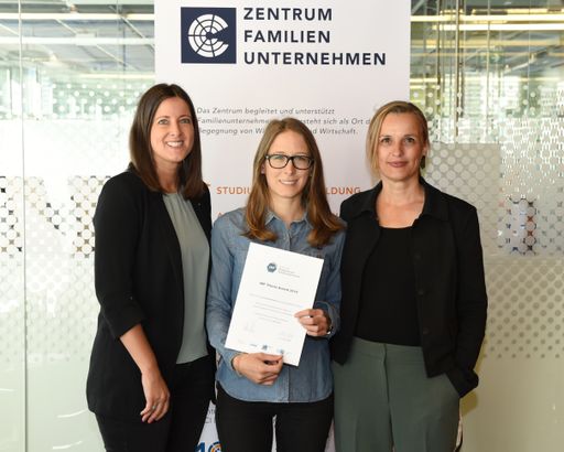 Von links: Anita Zehrer, Leiterin Zentrum
Familienunternehmen am MCI, Preisträgerin Janina Berkmann, Gabriela
Leiß, Professorin am MCI.