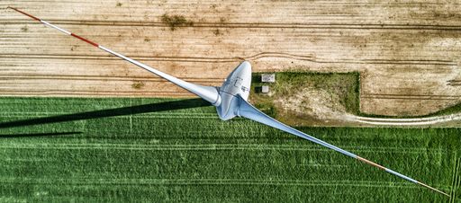 „Ich wohne in St. Pölten und sehe jeden Tag viele
Windräder. Als ambitionierter Hobbyfotograf habe ich mir eine Drohne
gekauft, denn ich wollte Windräder aus der Vogelperspektive
fotografieren. Dadurch ist dieses tolle Bild entstanden.“ Christoph
Reiter, Platz 1 Windkraft-Fotowettbewerb 2018