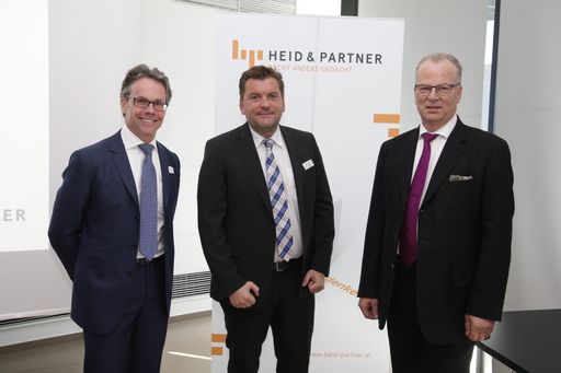  v.l.n.r.: Dr. Stephan Heid, Heid & Partner
Rechtsanwälte, Dr. Gerhard Draxler, Landwirtschaftliche
Bundesversuchswirtschaften, Mag. Alfred Waschl, buildingSMART
Austria . Foto: Birgit Kaltenböck